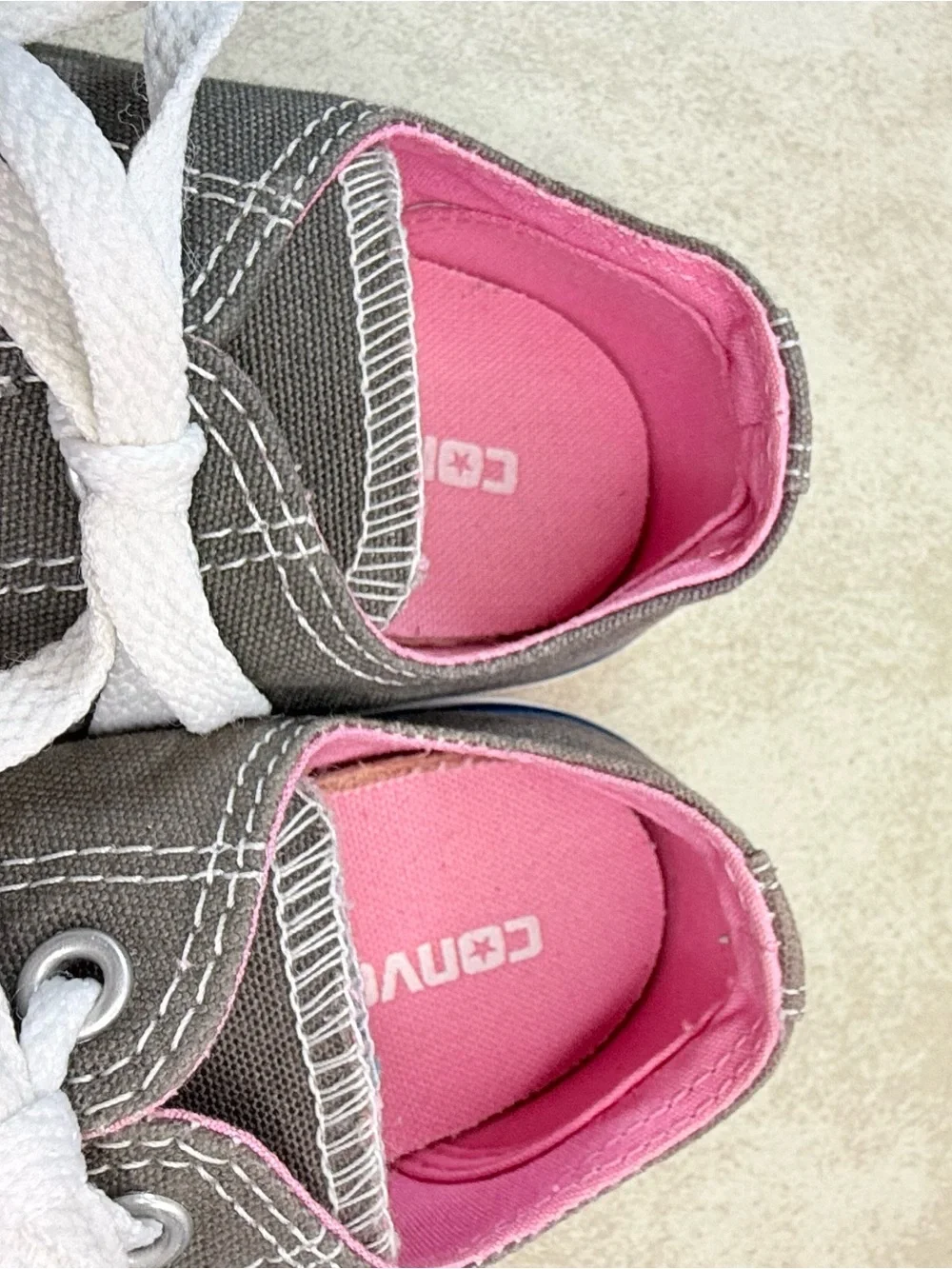 Converse Kids Size 2 Charcoal Canvas Low-Top Sneakers with Pink Lining EUC LN